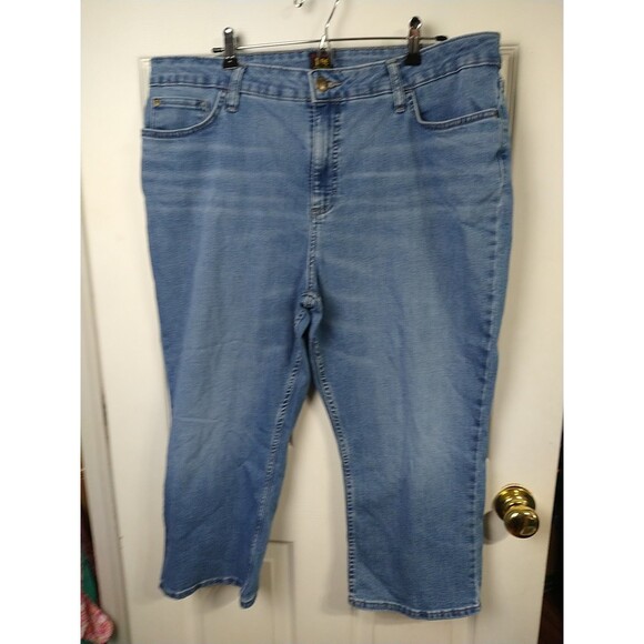 Lee Woman 20 Denim Capri Jeans Straight Zip 5 Pocket Norm Core Medium Wash - Picture 1 of 11